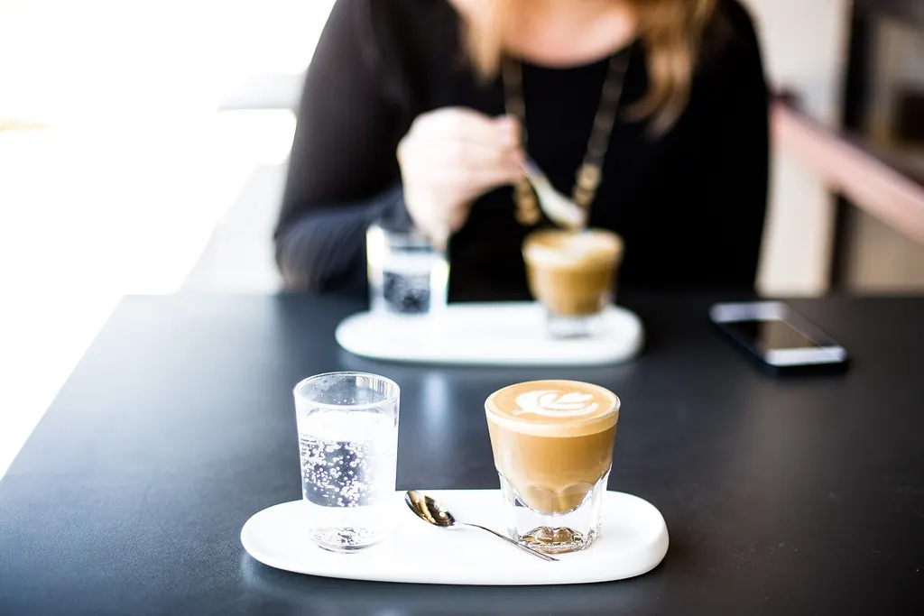 Deux cafés servis sur une table, le temps d'une première rencontre