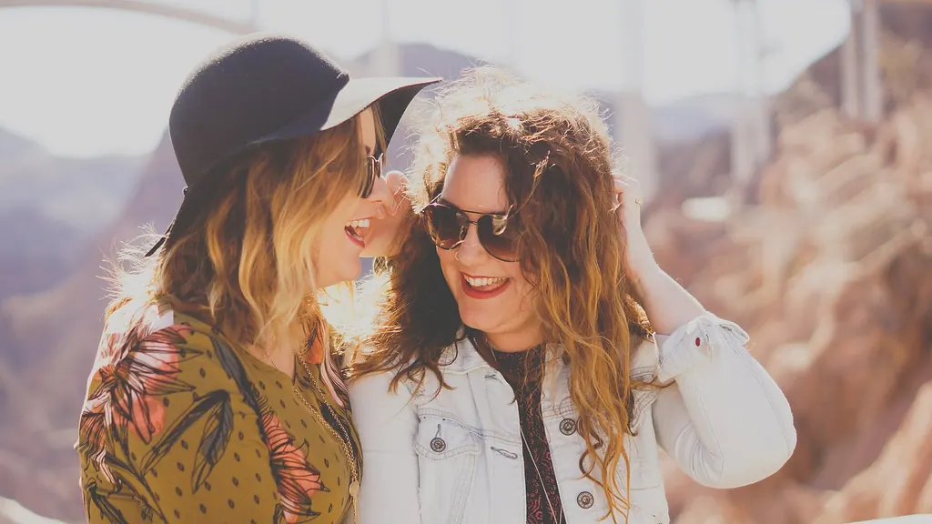 Deux amies qui rient ensemble lors d'une sortie en plein air